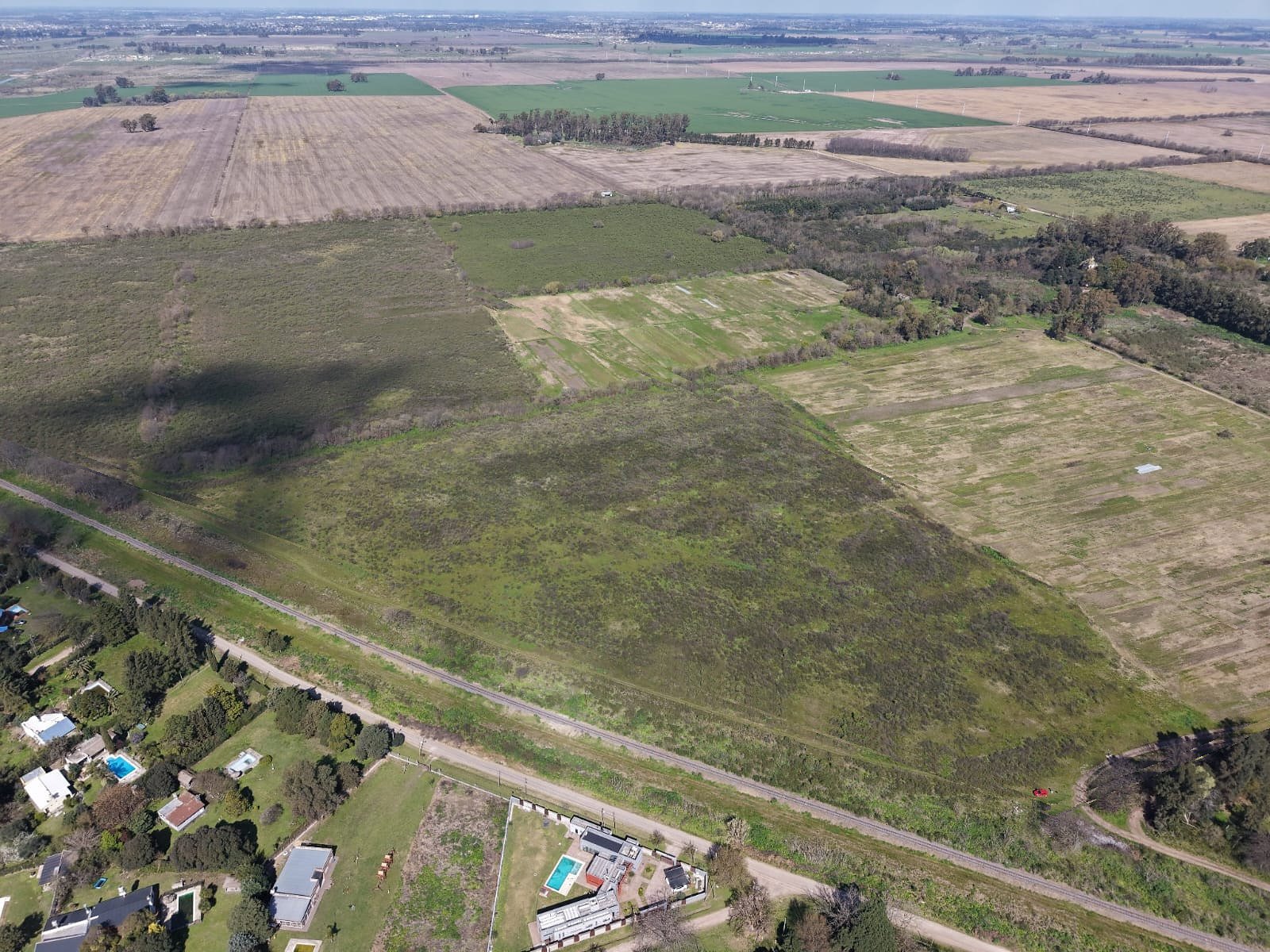 El predio visto desde el dron, con las vías del tren y la zona de quintas al costado