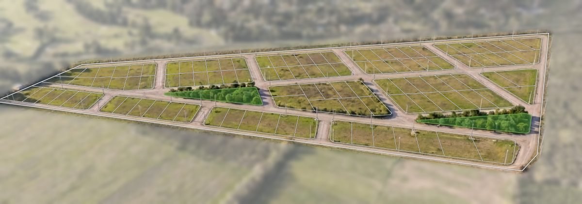 Imagen ilustrativa del proyecto con las manzanas, las parcelas marcadas, calles de tosca y dos espacios verdes con árboles. El entorno aparece desenfocado.